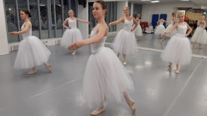 Ellen Sundström, längst till höger, dansade operan Giselle på välkomstfesten. Balettdansöser som dansar Giselle på Hurja Piruetti.