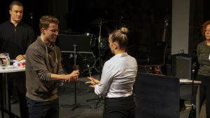 Ron Nyström från Lovisa och Frida Rosenback från Kristinestad tävlar i sten-sax-påse för att avgöra vem som debatterar för eller emot avgiftsfria studier på andra stadiet. Debatt-tävlingen 2020
