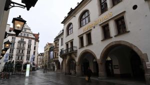 Tomma gator i München betyder att den tyska ekonomin, precis som resten av euroområdets, får en hård törn. Hofbrauhaus i München 21.3.2020