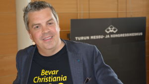 Alf Rehn, professor i företagsledning vid Åbo Akademi Professor Alf Rehn på Åbo mässcentrum, i t-skjorta med texten: Bevar Christiania.