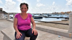 Benedetta Costa har inget emot att hennes hemö tar emot migranter. Tvärtom är hon glad att de som anländer lyckats ta sig levande över Medelhavet. Italienaren Benedetta Costa på Lampedusa.