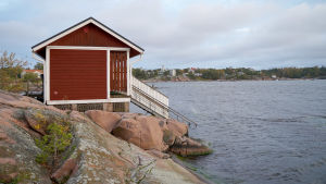 I Hangö finns vinterbadplatsen på Fabriksudden. Ett rött hus på Fabriksudden i Hangö där huset för vinterbadare finns.