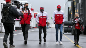Kimi Räikkönen har fått se sig slagen av Antonio Giovinazzi i de två senaste loppen. Kimi Räikkönen går bredvid varandra med mediafolk.