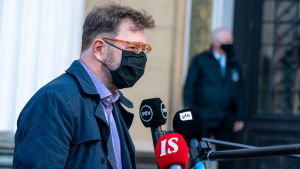 Kommunikationsminister Timo Harakka (SDP) hör till den ministergrupp som samlades redan på söndag. Liikenne- ja viestintäministeri Timo Harakka Säätytalon portailla.