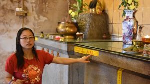 Elisabeth Teoh guidar gärna besökare i det buddhistiska templet där hennes far är vakt. Hon blev intresserad av naturskydd när hon studerade i Storbritannien. Elisabeth Teoh guidar gärna besökare i det buddhistiska templet där hennes far är vakt. Hon blev intresserad av naturskydd när hon studerade i Storbritannien.