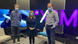 Lärarna Tina Kinnunen och Robert Lindholm tillsammans med programledare Axel Brink. Lärarna Tina Kinnunen och Robert Lindholm.
