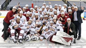 UMass Minutemen är NCAA-mästare 2020/21. UMass med Filip Lindberg jublar över NCAA-titeln.