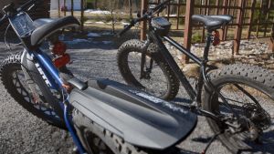 Ingvar och Rose Helsings cyklar är redo för en ny säsong på vägarna. Ingvar och Rose Ingvars cyklar.