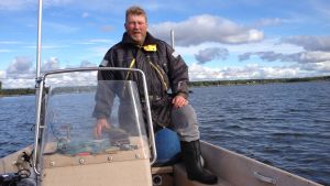 Tom Blom ute med båt i Sundom skärgård Tom Blom i Sundom satsar allt på abborre.