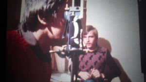 Frode J. Strømnesin tutkimusryhmä töissä. Kuvakaappaus ohjelmasta KIELI MIELIKUVAN ILMAISUVÄLINEENÄ. (1977)