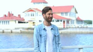 Manusförfattaren Jonas Sundström framför Restaurang Knipan som i hans pjäs köpts av en oligark. Jonas Sundström framför Knipan i Ekenäs.