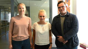 Studerande Sanna Luoma, Tinya Tillander och Tim Lassander. Juridikstuderande Sanna Luoma, Tinya Tillander och Tim Lassander står och tittar rakt in i kameran