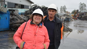 Harriet och Nisse Rosenqvist En kvinna och en man står på en industrigård, i bakgrunden skrot. Personerna är Harriet och Nils Rosenqvist.
