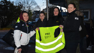 Cindy Nylund, Linnea Sundström, Emilia Grundström och Emma Palomäki vill att Roxx ska få fortsätta i Östra hamnen. Fyra tjejer står och håller i en reflexväst där det står Pro Roxx. Från vänster Cindy Nylund, Linnea Sundström, Emilia Grundström och Emma Palomäki.