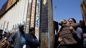 Familjeträff vid gränsen i Tijuana den 30 april 2016. Familjemedlemmar som bor kvar i Mexiko och andra som har emigrerat till USA återser varandra. Två kvinnor kramar varandra vid grinden i gränsstaketet, andra mexikaner väntar på att få möta sina familjemedlemmar som bor i USA.