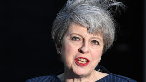 Theresa May hävdar att endast den ryska staten kan ligga bakom nervgiftsattacken i Salisbury. Theresa May meddelar att hon vill utlysa nyval i Storbritannien utanför Downing Street 10 i London.
