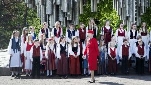 Drottning Margrethe vid Sibeliusmonumentet i Helsingfors, där Tapiolakören uppträdde för gästerna den 1 juni 2017.