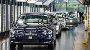 Tesla är fortfarande den kändaste elbilen men bland annat Volkswagen satsar nu stort på eldrivna bilar och efterfrågan på elbilar förväntas öka markant de närmaste åren. Volkswagen-elbil i fabriken.