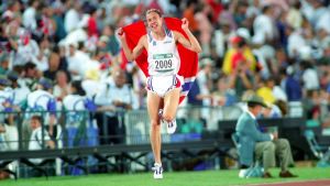 Vebjörn Rodal vann OS-guld sommaren 1996 – då Karsten Warholm var fem månader gammal. Vebjörn Rodal firar OS-guldet 1996.