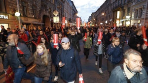 Demonstranter i S:t Petersburg visar sitt stöd för Aleksej Navalnyj. 7.10.2017