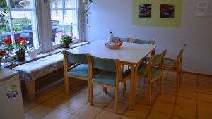 I Almahemmets kafferum får kommunens beslutsfattare kritik för att dröja med ett beslut om Almahemmets renovering. Ett bord med stolar.
