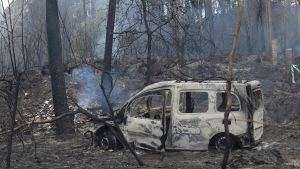 Två personer brann inne i sin paketbil. En paketbild förstörd i skogsbränder i Portugal.