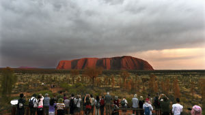 Turister framför Uluru.