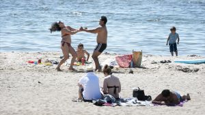 Det var varmt på Yyteri badstrand i juli 2017. Folk solbadar på Yyteri badstrand i Björneborg i medlet av juli 2017.