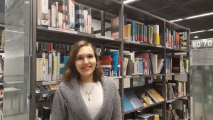 Ida-Maria Keisala känner av stressen efter utbildningsreformen. Ida-Maria Keisala står vid en bokhylla