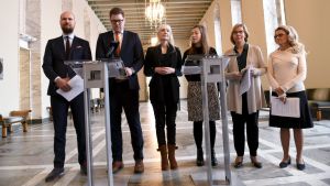 Touko Aalto (Gröna), Antti Lindtman (SDP), Laura Huhtasaari (Sannf), Li Andersson (VF), Anna-Maja Henriksson (SFP) och Päivi Räsänen (KD) höll ett gemensamt pressinfo i rikssalen. Touko Aalto (Gröna), Antti Lindtman (SDP), Laura Huhtasaari (Sannf), Li Andersson (VF), Anna-Maja Henriksson (SFP) och Päivi Räsänen (KD) står på rad i rikssalen.
