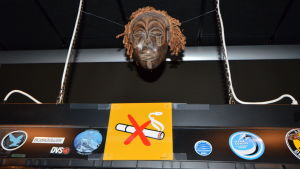 Flygledartornets maskot är en afrikansk ansiktsmask. Maskot i Flygledartornet vid Kronoby flygplats