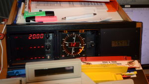 Här ser flygledaren vindhastighet och vindriktning. Information han förmedlar vidare till flygen. Mätinstrument i flygledartornet vid Kronoby flygplats