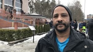 Maqsood Kawaja tycker att fler moskéer kunde ha böneutrop. Porträttbild på Maqsood Khawaja, med Fittja moské i bakgrunden.
