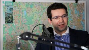 Ted Apter (Saml) tror att reformen kan försvåra rekryteringen av svenskspråkig elevvårdspersonal. Helsingforspolitikerna Ted Apter (saml).