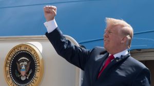 President Donald Trump sträker upp sin knutna näve vid ankomst till Houston med presidentplanet.