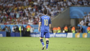 Vm 2014 var året då Messi inte ledde Argentina till världsmästerskap Messi med ryggen till mot publik efter att ha förlorat vm finalen 2014