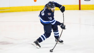 Patrik Laines piska resulterade i 44 mål. Patrik Laine avfyrar ett skott i NHL.