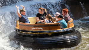 Smittskyddslagen begränsar inte folkmängden på nöjesfält. Ihmisiä Hurjakuru koskenlaskuradassa, Linnanmäki, Helsinki, 27.7.2018.