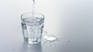 Vatten- och avloppskostnaderna är mycket höga på Kimitoön och i Pargas när man jämför med andra orter. vatten som hälls i ett glas