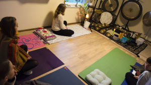 Vi förbereder oss för ljudbadet. Deltagare inför ett meditativt ljudbad.