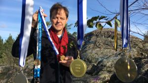 Claes Olsson med några av sina fotbollsmedaljer. Han spelar fotboll upp till sex gånger i veckan Claes Olsson med sina medaljer
