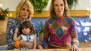 Kino: Julieta. Kolmen sukupolven naiset istuvat pöydän äärellä ja katsovat jonnekin, samaan suuntaan. Lasta lukuun ottamatta.