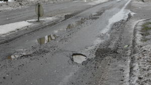 Söndriga gator och gropar är problematiska för gatuunderhållet. Gropar i gatan i Pargas.