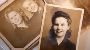 Fotografier som fanns i Eevi Jäppinens handväska. Två gamla svartvita foton från 1940-talet. På det övre en flicka med svart hår, på det under fotot finns två flickor i festkläder.