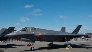 Ett amerikanskt F-35 Lightning II på Åbo flygshow, sommaren 2019. Ett F-35 flygplan uppvisat på Åbo flyguppving 2019