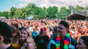 Yleisö otti englantiin vaihtaneen Robin Packalenin ilolla vastaan. Festariyleisöä Robin Packalenin Ruisrock-keikalla.