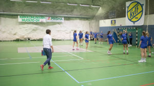 Birgitta Lindholm tränar nu Kyrkslätt IF:s B-flickor som ska spela seriematcher i Sverige kommande säsong. Birgitta Lindholm och KyIF:s flickor 03/04.