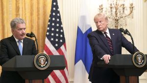 President Niinistö önskade mer dialog av USA i fråga om vapenkontroll. START-avtalet mellan USA och Sovjetunionen (senare Ryssland) begränsade antalet kärnvapenspetsar, och en ny version av det avtalet vore ett steg i rätt riktning, enligt Niinistö. Sauli Niinistö till vänster och Donald Trump till höger talar vid varsitt podium. Trump tittar mot Niinistö medan Niinistö talar.