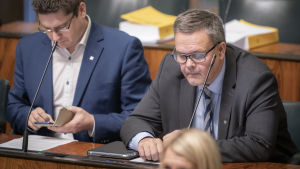 Mikko Ollikainen (t.v.) och Anders Norrback, båda sfp. Anders Norrback ja Mikko Ollikainen eduskunnassa 23.10.2019