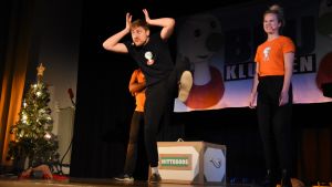 BUU-Staffan härmade en stor älg i showen. BUU-ledare Staffan lekte älg på scen på Buu-dagen.